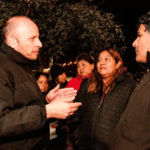 Un abuelo al volante generó un impactante siniestro tras perder el control de su vehículo