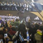 Reclaman por mineros varados
