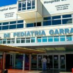 Choque entre un auto y una moto en pleno centro de la ciudad