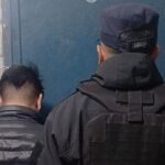 Choque entre un auto y una moto dejó dos personas heridas en una esquina de Salta